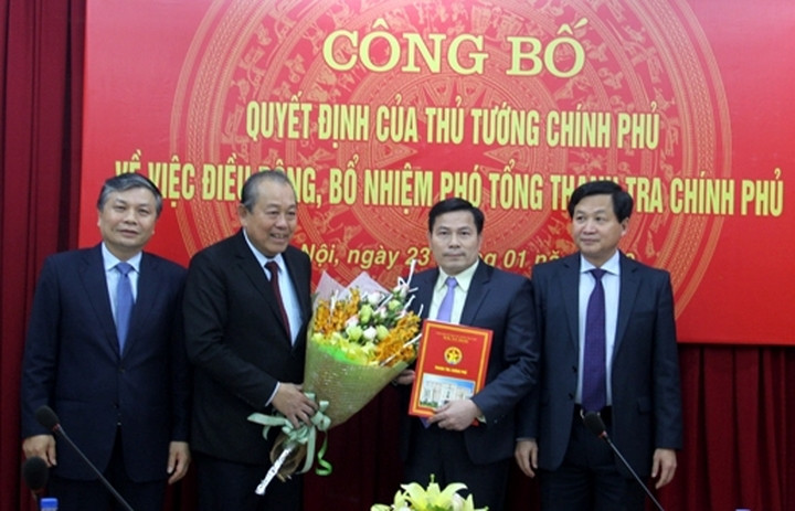 Chúc mừng tân Phó Tổng Thanh tra Chính phủ, Phó Thủ tướng Trương Hòa Bình nhấn mạnh, trong suốt quá trình làm việc, đồng chí Trần Văn Minh đã kinh qua chức vụ và ở mỗi vị trí công tác khác nhau thì luôn nỗ lực phấn đấu hoàn thành nhiệm vụ được giao. Trong ảnh: Phó Thủ tướng Trương Hòa Bình cùng lãnh đạo Thanh tra Chính phủ, Bộ Nội vụ chúc mừng đồng chí Trần Văn Minh. (ảnh: Chính phủ)