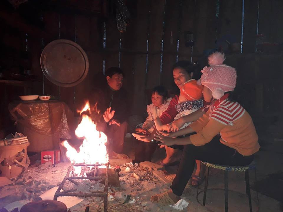 Gia đình quây quần bên bếp lửa tránh rét