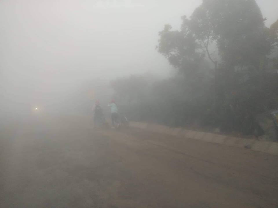 Những ngày qua, tuyến quốc lộ 6 cũ xuất hiện sương mù dày đặc