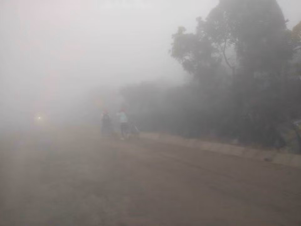 Những ngày qua, tuyến quốc lộ 6 cũ xuất hiện sương mù dày đặc