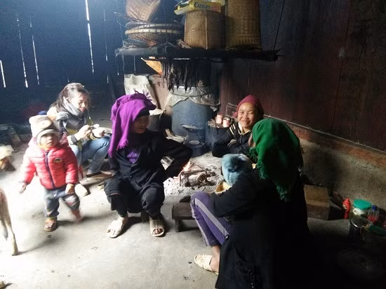  Gia đình quây quần bên bếp lửa tránh rét