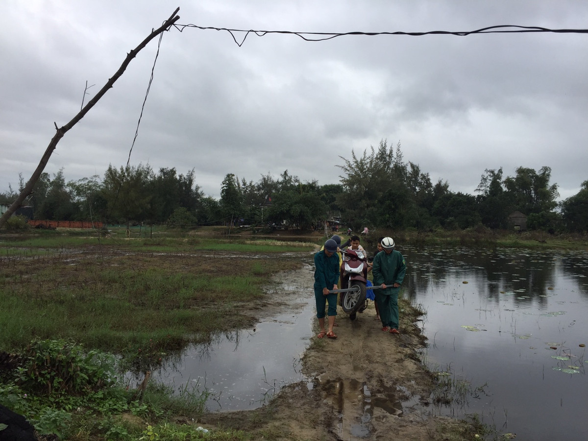 Những người này chọn địa điểm hẻo lánh, đi lại khó khăn để mở ra trường gà di động để cá độ trong thời gian rất ngắn, đánh nhanh rút gọn. Vụ việc đang được điều tra làm rõ.