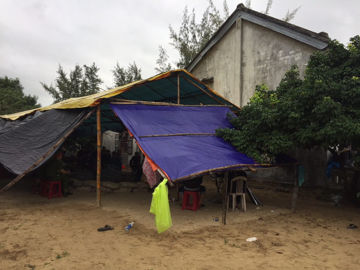 Tại khu vực nhà ông Tưởng một sới gà di động được mở ra cho các con bạc sát phạt.