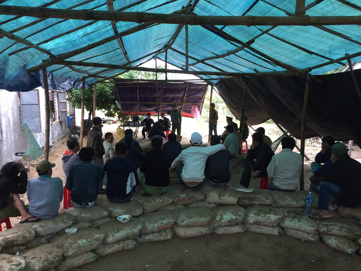 Canh sat Da Nang phat hien 23 nguoi dan ong quay quanh 2 con ga-Hinh-2