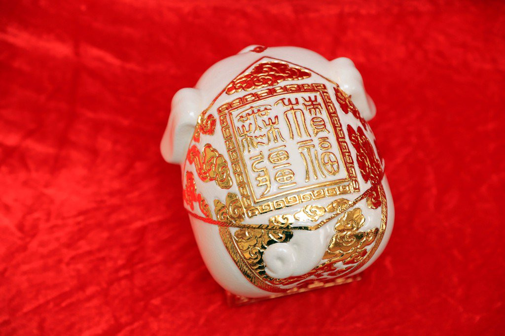 Chữ viết, nét chạm chổ đều được dát vàng long lanh.