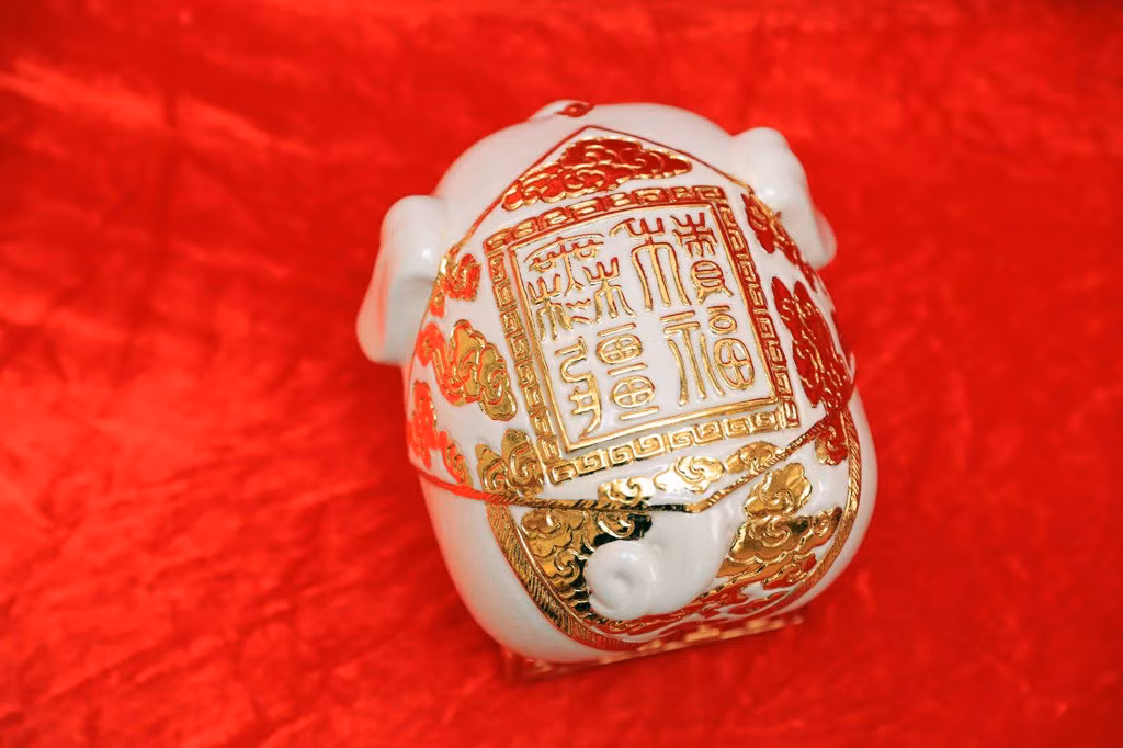 Chữ viết, nét chạm chổ đều được dát vàng long lanh.