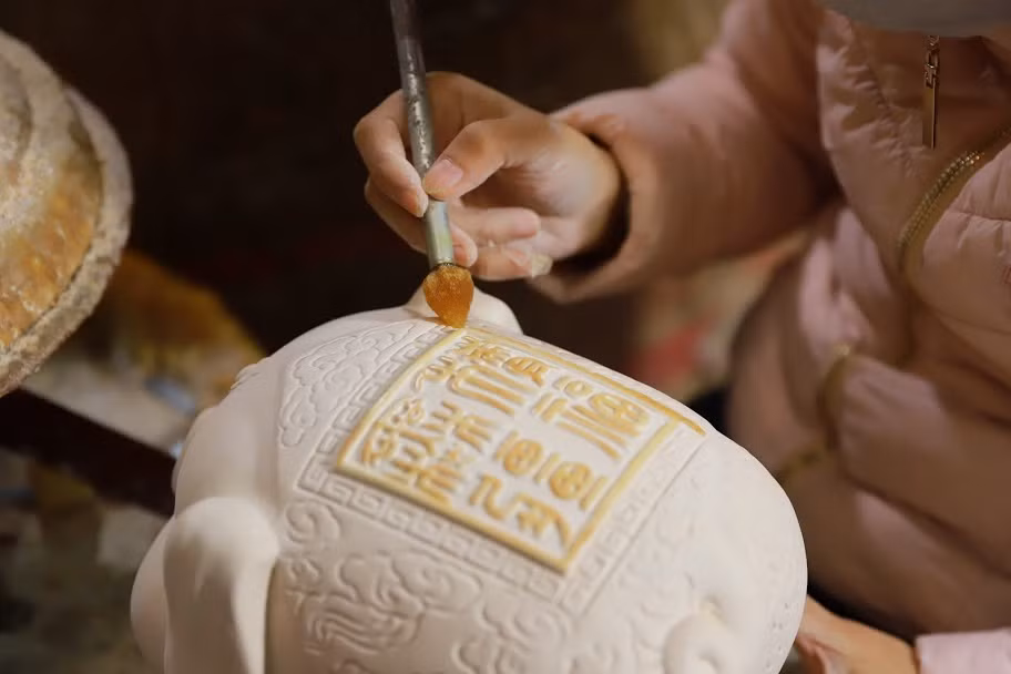 Trên lưng kỳ linh Kỷ Hợi được khắc thông điệp “Tích Phúc Vô Cương”, được lấy từ chữ trên ấn đền Trần, viết bằng chữ Hán Nôm kiểu chữ triện