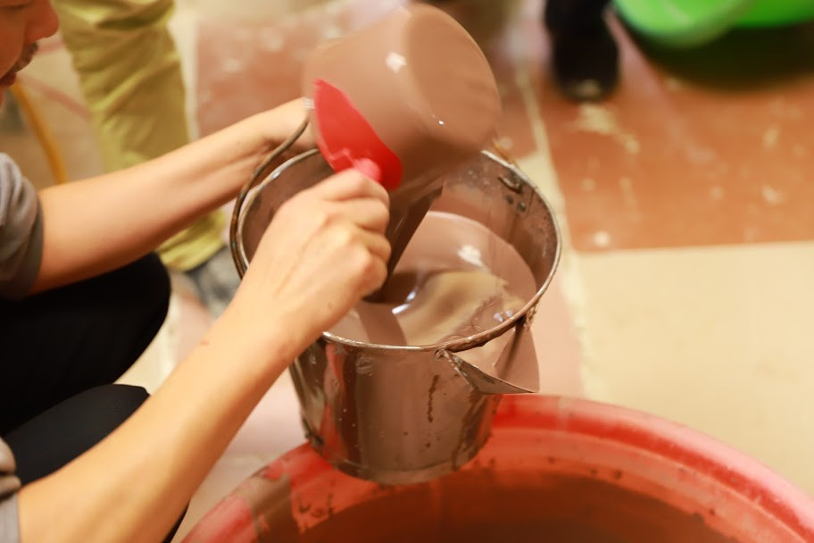 Các nghệ nhân Bát Tràng chế tác theo phương pháp thủ công truyền thống, thuận theo năm yếu tố Ngũ hành bản mệnh “Kim-Mộc-Thủy-Hỏa-Thổ”.