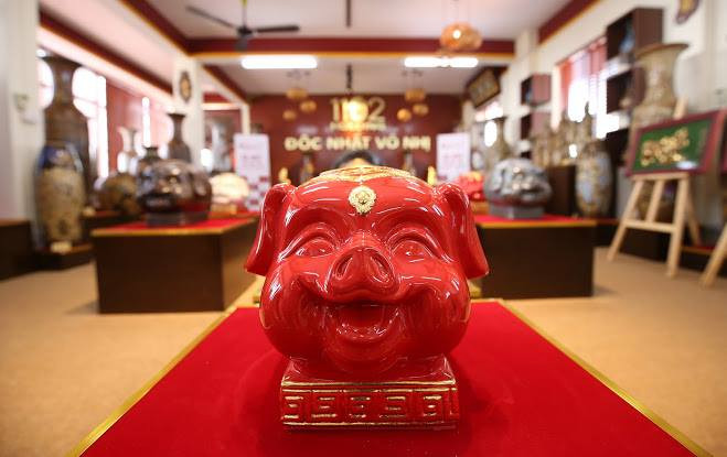 Để tạo ra sản phẩm hoàn thiện thì người nghệ nhân phải trải qua nhiều công đoạn tỉ mỉ, công phu.