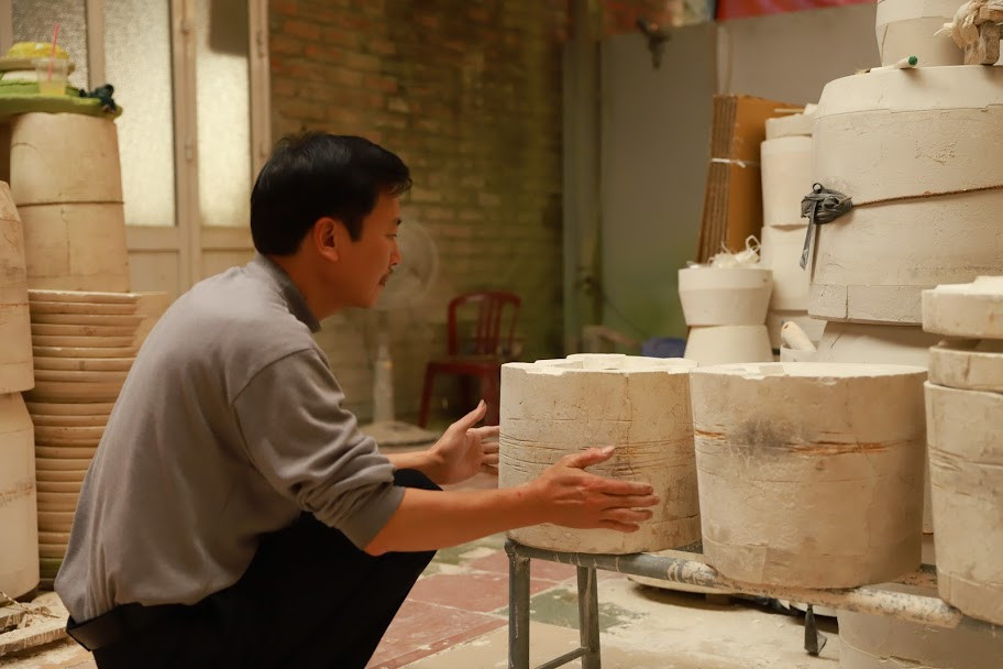 Nguyên liệu chế tác được lựa chọn kỹ lưỡng, đất sét trắng lấy từ vùng đất linh thiêng (đền Trần), hòa quyện với nước sông Hồng, tráng trong men ngọc tôi trong lửa đỏ phủ vàng sang quý và được tạo tác với kích thước thuộc các cung “Đức- Vượng- Phúc”.