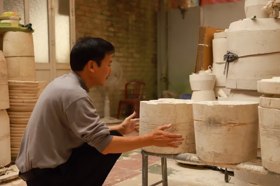 Nguyên liệu chế tác được lựa chọn kỹ lưỡng, đất sét trắng lấy từ vùng đất linh thiêng (đền Trần), hòa quyện với nước sông Hồng, tráng trong men ngọc tôi trong lửa đỏ phủ vàng sang quý và được tạo tác với kích thước thuộc các cung “Đức- Vượng- Phúc”.