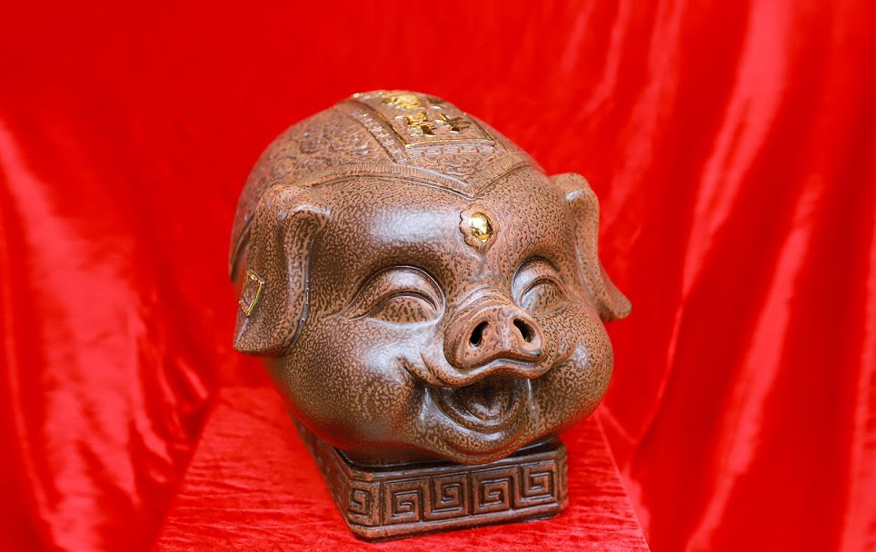 Theo thuyết phong thủy, hình ảnh con heo đất được xem như một biểu tượng về tài lộc và sự nhàn nhã, nếu bài trí tượng linh vật này trong nhà sẽ giúp gia chủ luôn sung túc, có một cuộc sống bình an.