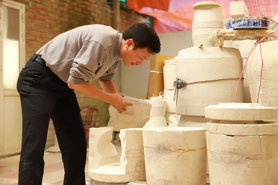Khuôn phải chuẩn đến từng chi tiết nhỏ để nặn hình nào cũng có hồn giống nhau.