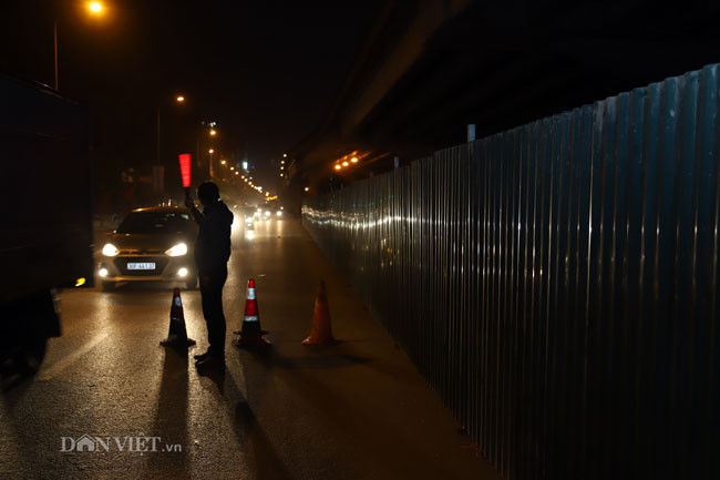 Anh: Cong nhan trang dem xen dai phan cach duong vanh dai 3 Ha Noi-Hinh-6
