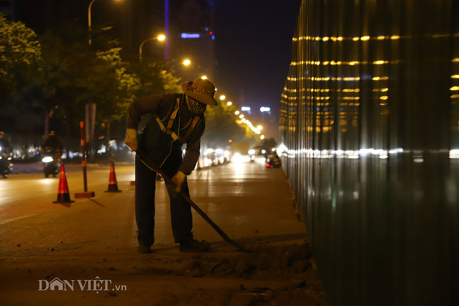 Anh: Cong nhan trang dem xen dai phan cach duong vanh dai 3 Ha Noi-Hinh-9