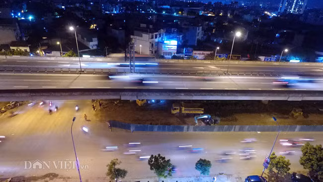 Ảnh: Công nhân trắng đêm xén dải phân cách đường vành đai 3 Hà Nội - Hình 10 Anh: Cong nhan trang dem xen dai phan cach duong vanh dai 3 Ha Noi-Hinh-10