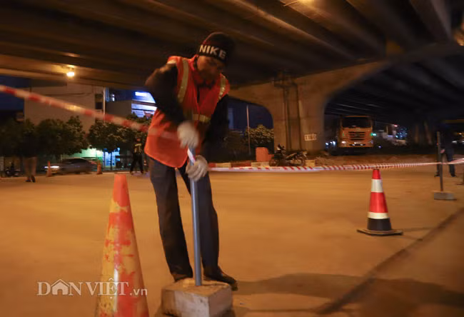 Ảnh: Công nhân trắng đêm xén dải phân cách đường vành đai 3 Hà Nội - Hình 4 Anh: Cong nhan trang dem xen dai phan cach duong vanh dai 3 Ha Noi-Hinh-4