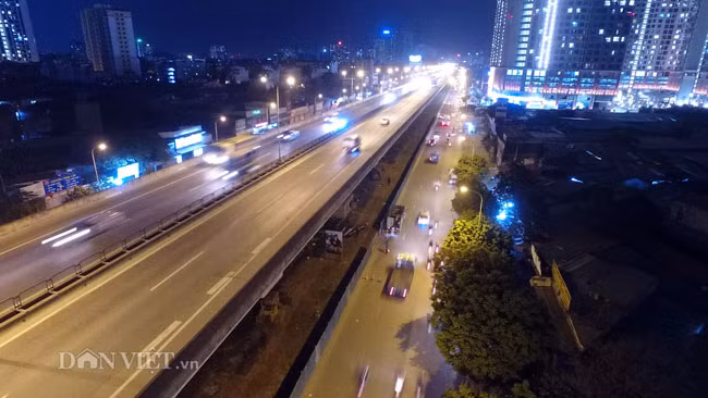 Ảnh: Công nhân trắng đêm xén dải phân cách đường vành đai 3 Hà Nội - Hình 11 Anh: Cong nhan trang dem xen dai phan cach duong vanh dai 3 Ha Noi-Hinh-11