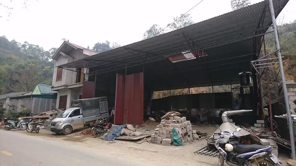 Sau mỗi vụ hoa hồi, nhiều người dân xây nhà cao, dựng xưởng rộng cũng nhờ hoa hồi.