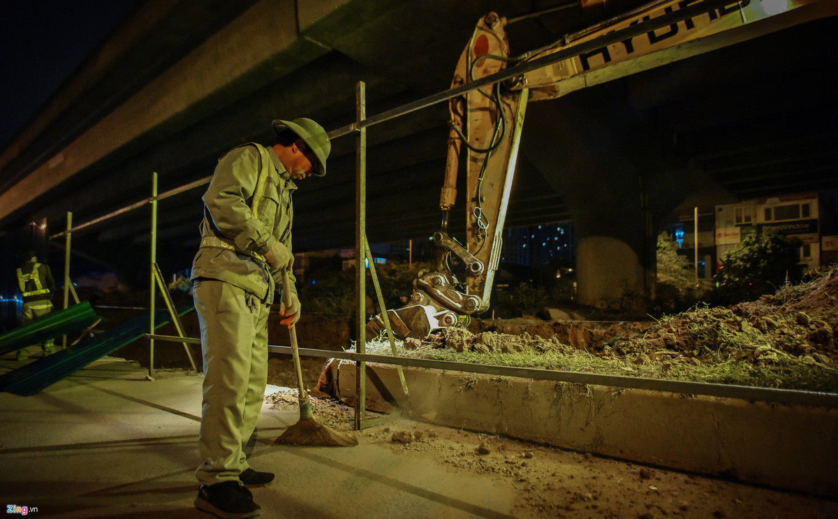 Bụi vương vãi ra mặt đường lập tức được xử lý để đảm bảo vệ sinh.