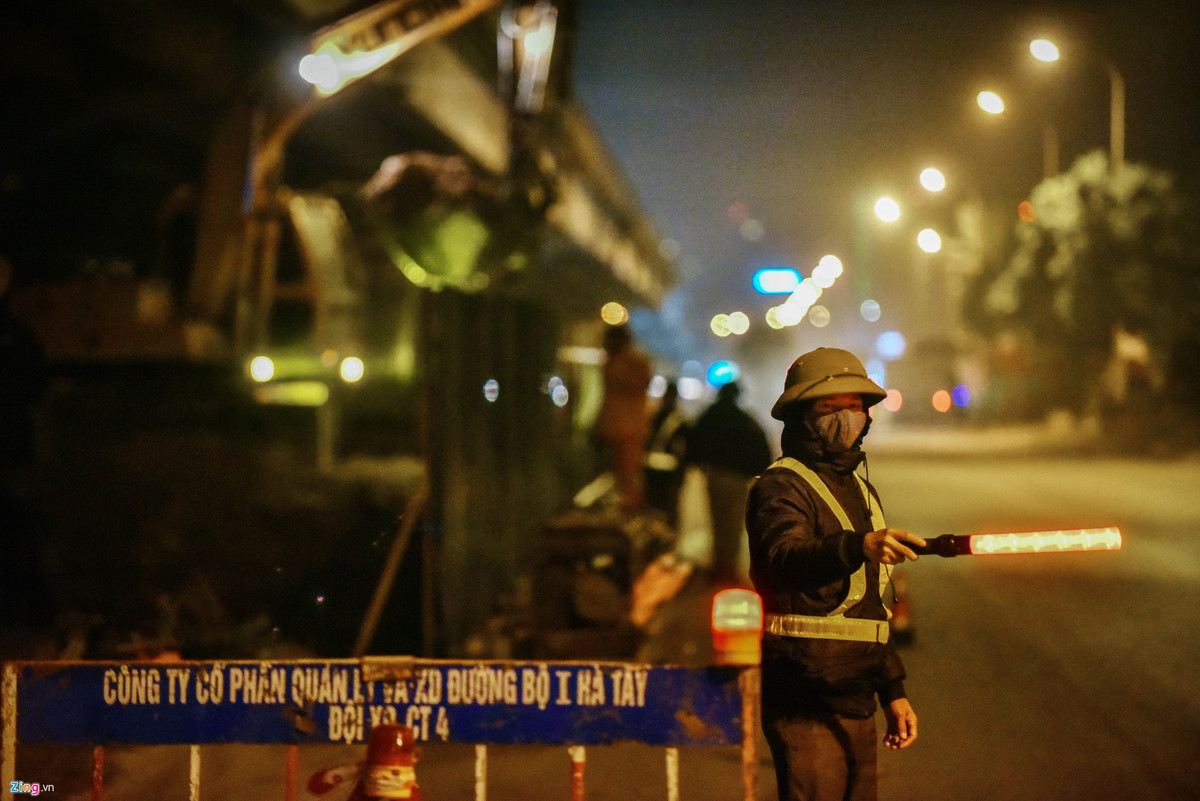 Để đảm bảo an toàn, luôn có công nhân túc trực điều tiết giao thông.