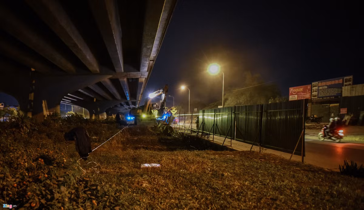 Đoạn thảm cỏ dải phân cách trên đường Nguyễn Xiển có chiều rộng khoảng 10 m và được trồng hoa trang trí.