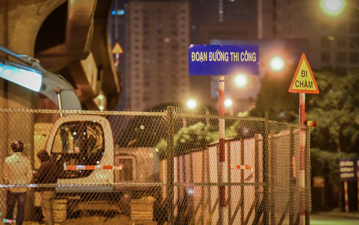 Cũng theo ông Tuấn, quá trình thi công chủ yếu thực hiện vào ban đêm, mặt đường hiện tại sẽ không bị thu hẹp bởi vậy việc thi công các dự án không làm ảnh hưởng tới việc lưu thông của các phương tiện.