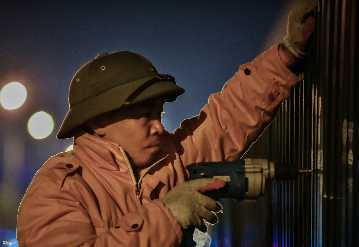 Một công nhân thuộc Công ty đường bộ 1 Hà Tây cho biết do thời hạn thi công chỉ trong một tháng, bắt buộc phải hoàn thành trước Tết Nguyên đán nên các nhà thầu làm hình thức cuốn chiếu, xén dải phân cách đến đâu sẽ thảm bê tông ngay đến đó.