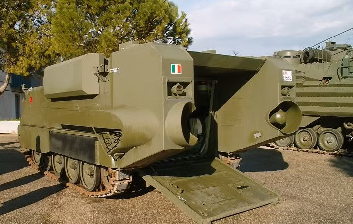 So với họ xe lội nước BTR-60PB mà Việt Nam đang sở hữu, M113 được thiết kế cửa hậu cho phép tăng khả năng sống sốt cho binh sĩ khi đổ bộ trên bờ biển trong tầm hỏa lực chống trả của đối phương. Nguồn ảnh: Arisgator