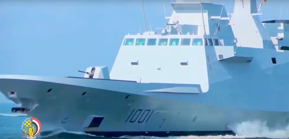 Trong ảnh là tàu hộ vệ tên lửa lớn nhất và hiện đại nhất của Hải quân Ai Cập, thuộc lớp FREMM Aquitaine do Pháp chế tạo. Con tàu có lượng giãn nước tới 6.000 tấn, được trang bị hệ thống không không mạnh mẽ Aster 15 (dùng bệ thẳng đứng VLS A43); tên lửa hành trình Exocet Block 3; ngư lôi MU00 và pháo bắn nhanh 76mm. Nguồn ảnh: QQ