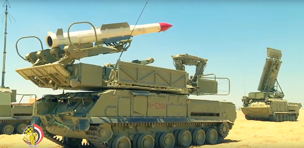 Quân chủng Phòng không Ai Cập chịu trách nhiệm bảo vệ không phận Ai Cập với quân số 30.000 người (sĩ quan và binh lính). Về trang bị, hệ thống phòng không chủ lực đều do Liên Xô (Nga) sản xuất và số lượng nhỏ của Mỹ. Trong đó, loại hiện đại nhất mà Ai Cập sở hữu là hệ thống phòng thủ tên lửa-phòng không S-300VM Antey 2500. Nguồn ảnh: QQ