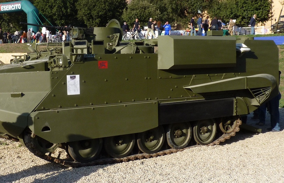 Đó là phương án của công ty ARISGATOR của Tây Ban Nha thực hiện với dòng xe thiết giáp chở quân M113 nguyên bản. Cụ thể, phương án mà công ty này đưa ra là việc trang bị bộ phụ kiện biến nó thành xe bọc thép lội nước "chuyên nghiệp". Nguồn ảnh: Arisgator