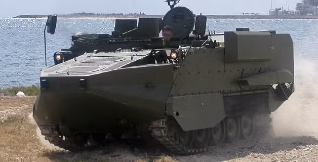 Trong ảnh, có thể thấy rõ là phần khung thân khá giống với hình dạng xe bọc thép lội nước LTV-7/AAV7 của Thủy quân lục chiến Mỹ được lắp lên khung bệ xe M113. Nguồn ảnh: Arisgator