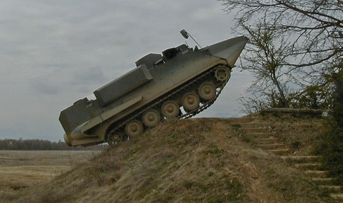 Với động cơ diesel mới 300 mã lực tiêu chuẩn EURO III cùng hộp số tự động, M113 phiên bản cho hải quân đánh bộ hoàn toàn có thể vận hành tốt và tương đương với tính cơ động của M113 không lắp “lồng bơi”. Nguồn ảnh: Arisgator