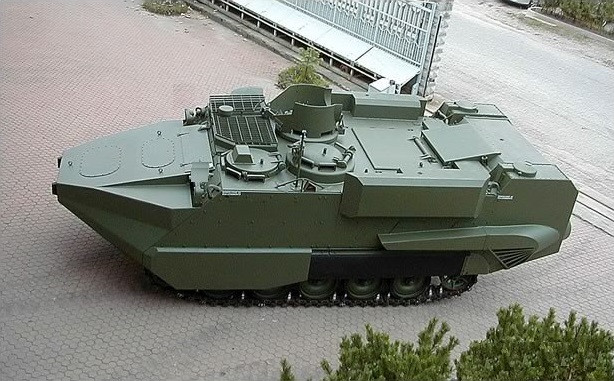 Trên nóc xe được bố trí 2 cửa ra vào cho lái xe – trưởng xe và một ụ pháo có thể lắp đại liên 12,7mm hoặc súng phóng lựu 40mm cùng các khí tài trinh sát-ngắm bắn ban ngày - ban đêm và laser đo xa. Nguồn ảnh: Arisgator