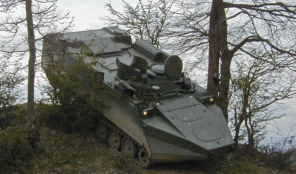 M113 ARISGATOR có thể “phi” trên đường bằng với tốc độ tối đa đến 60km/h, thách thức mọi địa hình hiểm trở nhất. Nguồn ảnh: Arisgator