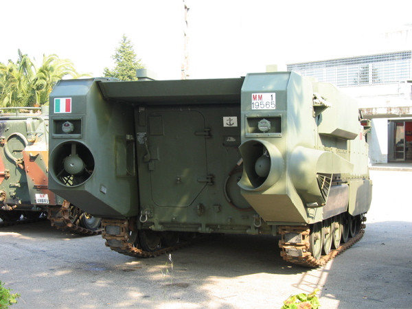 Trên bộ khung này được trang bị hai chân vịt lớn… Nguồn ảnh: Arisgator