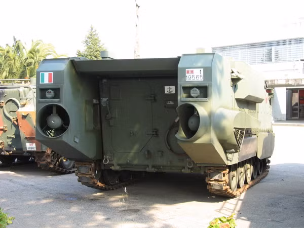 Trên bộ khung này được trang bị hai chân vịt lớn… Nguồn ảnh: Arisgator