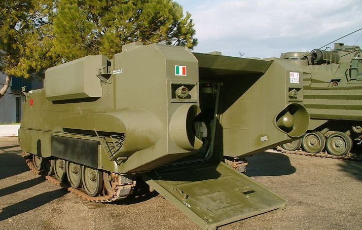 M113 được thiết kế cửa hậu cho phép tăng khả năng sống sốt cho binh sĩ khi đổ bộ trên bờ biển trong tầm hỏa lực chống trả của đối phương. Nguồn ảnh: Arisgator