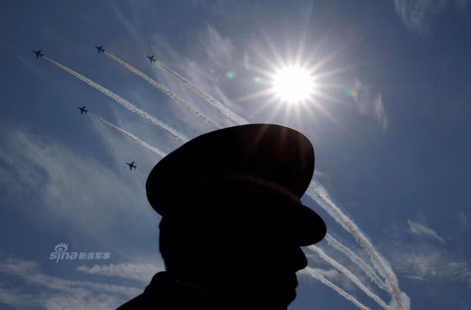 Đội hình máy bay huấn luyện Kawasaki T-4 biểu diễn trong một ngày trời đẹp. Nguồn ảnh: Sina