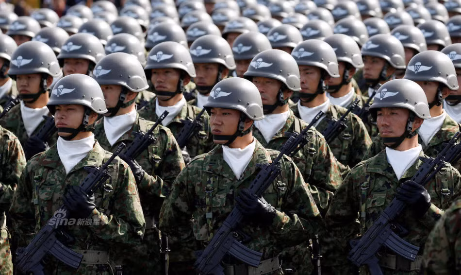 Mặc dù có quy mô nhỏ hơn nhiều Quân đội Đế quốc Nhật Bản trước năm 1945, tuy nhiên Lực lượng Phòng vệ Nhật Bản (JSDF) hôm nay sở hữu sức mạnh hàng đầu châu Á và trên thế giới với trang bị vũ khí hiện đại hóa tối đa. Nguồn ảnh: Sina