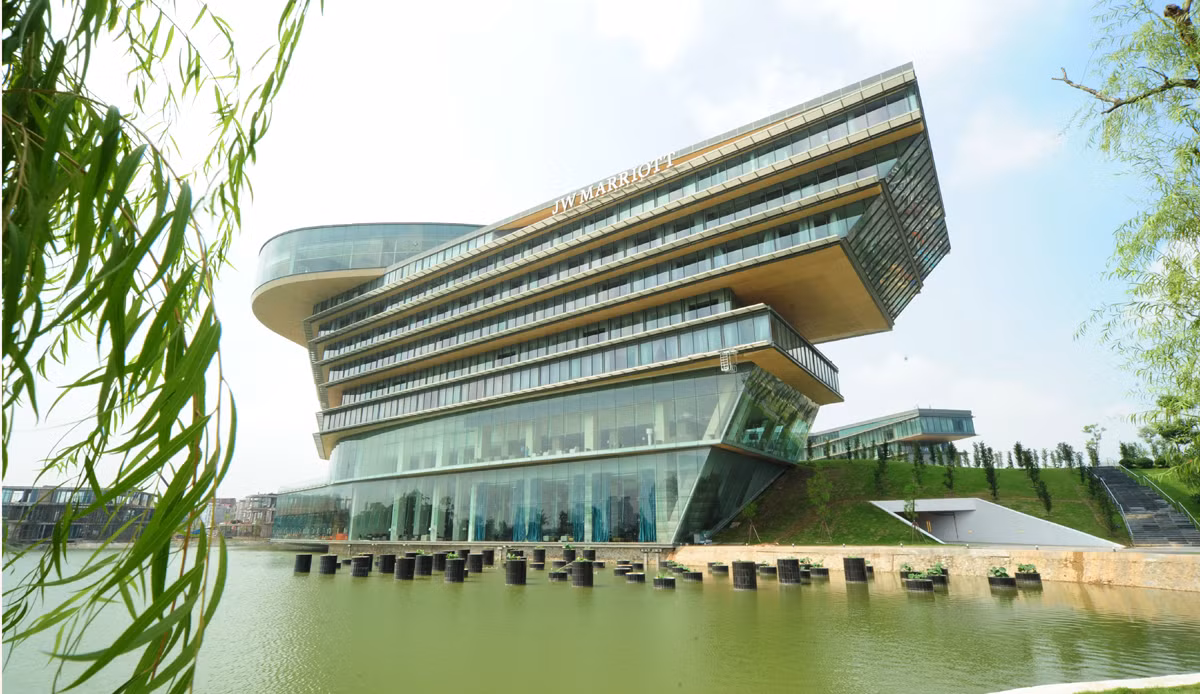 Marriott được thiết kế với hình tượng kiến trúc độc đáo mô phỏng hình ảnh “con rồng huyền thoại” bên bờ biển dài Việt Nam. Đây là công trình thiết kế của kiến trúc sư Carlos Zapata (người Mỹ) - cũng là người thiết kế toà tháp tài chính Bitexco Financial Tower tại TP HCM.