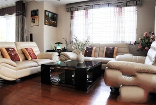 Căn nhà được bài trí nhẹ nhàng với những gam màu nâu, vàng kem thanh lịch.