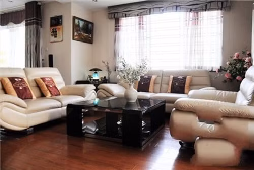 Căn nhà được bài trí nhẹ nhàng với những gam màu nâu, vàng kem thanh lịch.