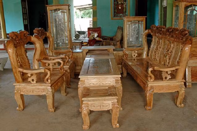 Trung bình các bộ bàn ghế từ gỗ lát hoa có giá từ 27 đến trên 30 triệu đồng.