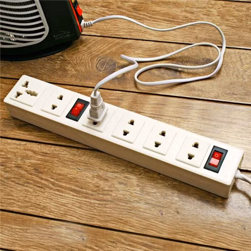 Ngoài ra, nếu nguồn điện nơi bạn ở thường chập chờn, hãy chú ý đến ổ cắm trong nhà. Nếu chúng lỏng lẻo sẽ gây nên những hư hỏng trên đồ điện, nhất là điện tử như máy đang chạy tốt rút điện ra tắt nghỉ, khi cắm điện lại thì máy không còn hoạt động được nữa.