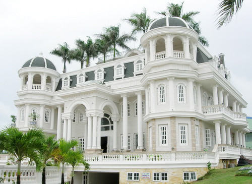 Trong đó có thể kể đến tòa lâu đài hoành tráng đồ sộ tại TP Sóc Trăng - vốn được ông này sử dụng làm trụ sở công ty, đồng thời kinh doanh dịch vụ khách sạn.