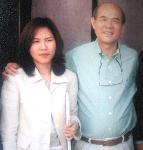 Không chỉ vậy, tại An Thành, huyện Kế Sách (Sóc Trăng) ông Khuân có đến 4 thửa đất rộng trên 30.000 m2. Ảnh: đại gia thủy sản và con gái - Nguồn: Báo lao động.