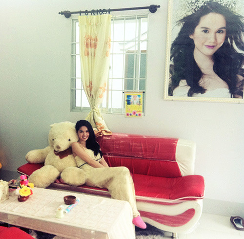 Tuy nhiên, cũng có ý kiến cho rằng Ngọc Trinh vẫn là người có trách nhiệm với gia đình. Cô cũng có gửi cho mẹ kế một khoản tiền riêng hàng tháng, căn nhà mới được mua sắm nội thất đầy đủ, tiện nghi. Ảnh chụp Ngọc Trinh trong căn nhà xây cho mẹ kế.