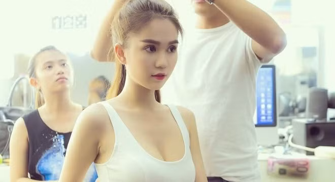 Cô nàng không ngần ngại chia sẻ, gần đây nhất, cát xê 2 ngày chụp ảnh quảng bá một game mới là 600 triệu đồng. Ngọc Trinh từng nhận thù lao tiền tỷ khi làm gương mặt đại diện cho một thương hiệu mỹ phẩm. Mỗi tháng, cô nàng bỏ túi hàng trăm triệu lợi nhuận từ 2 cửa hàng thời trang và spa ở TP HCM. Ảnh hậu trường Ngọc Trinh chụp ảnh game.